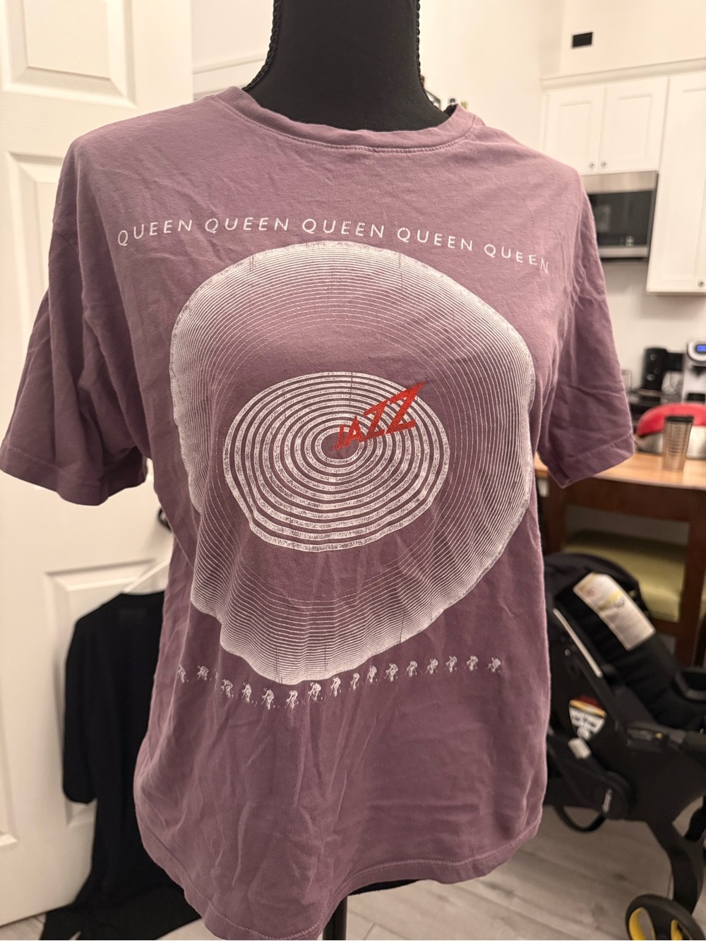 Queen Graphic Short Sleeve Tee in Mauve